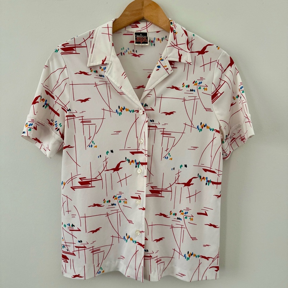 Vintage White Button-Up short sleeve Shirt w Abstract seagull sailboat pattern
